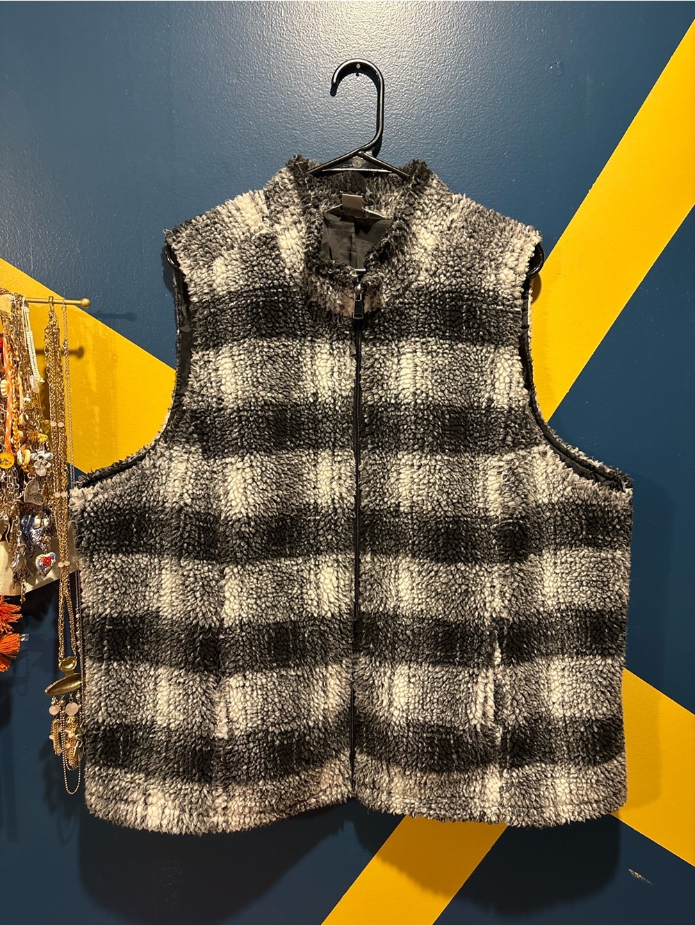 CJ Banks Black, Gray & White Buffalo Plaid Sherpa Vest EUC